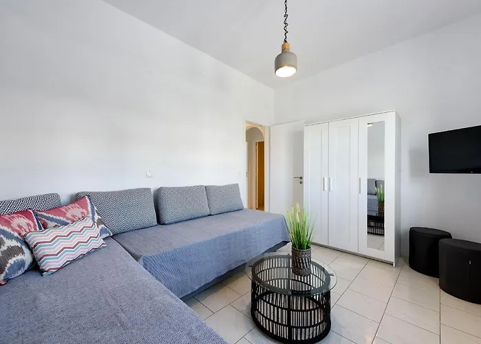 Strata By Rocks Estates * ナウサ